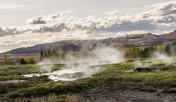 Icelandic Geyser Strokkur. visible geyser valley Great tourist attraction on Golgen Circle Iceland. - Zdjęcie, obraz