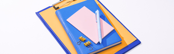 πανοραμική λήψη σημειωματάρια, στυλό, συνδετήρες και πρόχειρο που απομονώνονται σε λευκό  - Φωτογραφία, εικόνα