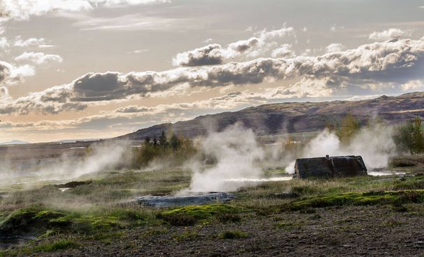 Il geyser islandese Strokkur. visibile valle geyser Grande attrazione turistica sul Golgen Circle Islanda
. - Foto, immagini