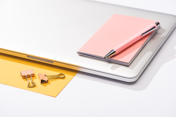 high angle view of laptop, paper, notebook, pen and paper clips  - Foto, Imagen