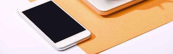 colpo panoramico di smartphone con spazio per copia e carta arancione
  - Foto, immagini