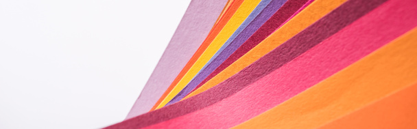 prise de vue panoramique de papiers colorés et lumineux isolés sur blanc
 - Photo, image