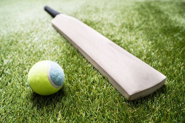 Close-up Of Wooden Cricket Bat And Ball On Turf Grass - Fotoğraf, Görsel