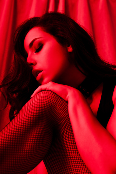 beautiful sexy woman posing in red light - Foto, Imagen