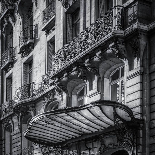 Vertical low angle shot of a beautiful building with balconies in Paris - Fotografie, Obrázek