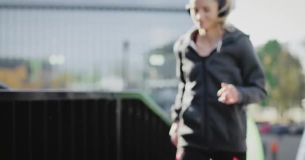 Jogging woman in the city - Filmmaterial, Video