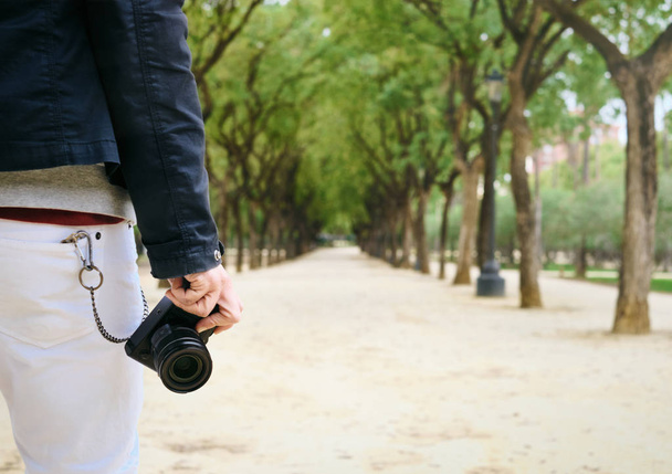 Фотограф с Хипстер-стрит, гуляющий с камерой без зеркала в руке
 - Фото, изображение