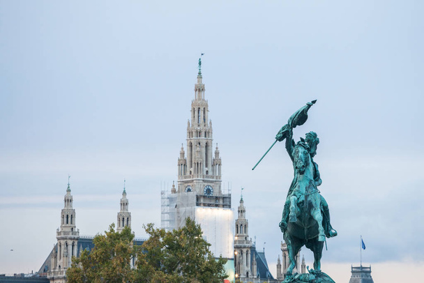 Statue des Erzherzogs Karl, oder erzherzog karl, aus dem 19. Jahrhundert, am Heldenplatz, mit dem Rathaus, rathaus, in der Wiener Innenstadt. Das sind zwei Symbole der Stadt - Foto, Bild