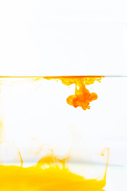 Oranssi mustepisara vedessä, abstrakti oranssi muste vedessä valkoisella pohjalla
 - Valokuva, kuva