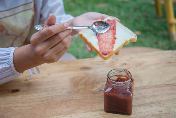 pan con mermelada de fresa
 - Foto, Imagen