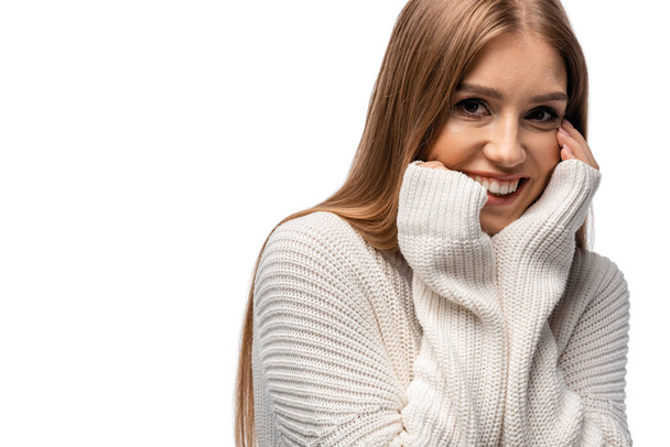 attraktive lächelnde kalte Frau im weißen Pullover, isoliert auf weiß - Foto, Bild