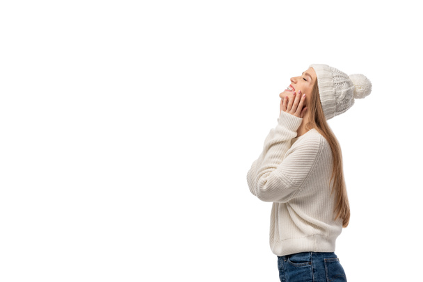 hermosa mujer feliz posando en suéter de punto blanco y sombrero, aislado en blanco
 - Foto, Imagen
