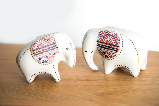 мелкий керамический слон
  - Фото, изображение