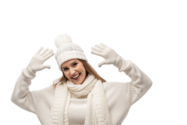 menina animado atraente posando em camisola de malha branca, cachecol, chapéu e luvas, isolado no branco
 - Foto, Imagem