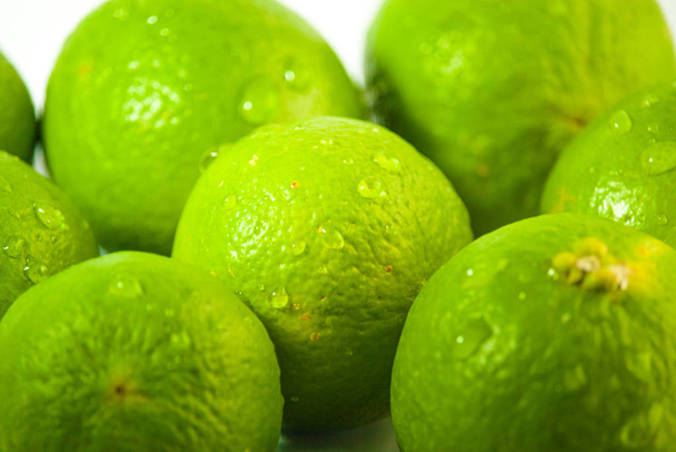 白を基調としたグリーンレモン - 写真・画像