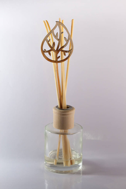 lotus aromatherapie riet diffuserin glazen vaas op witte achtergrond - Foto, afbeelding