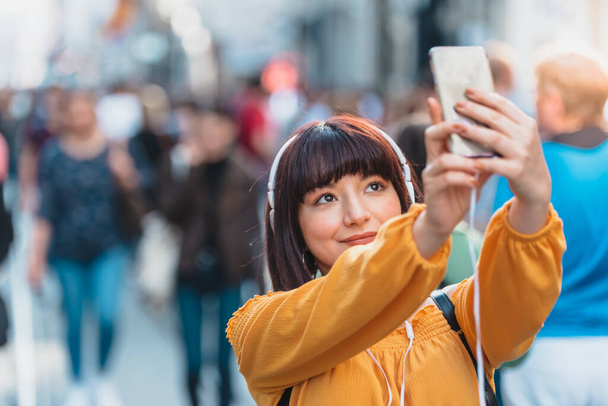 Selfie koncept krásné mladé dívky - Fotografie, Obrázek