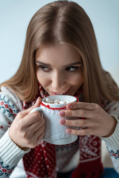 atractiva mujer bebiendo cacao con malvavisco, aislado en gris
 - Foto, Imagen