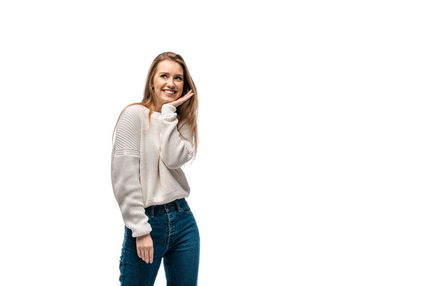 όμορφη χαρούμενη γυναίκα με τζιν και λευκό πουλόβερ, απομονωμένη σε λευκό - Φωτογραφία, εικόνα