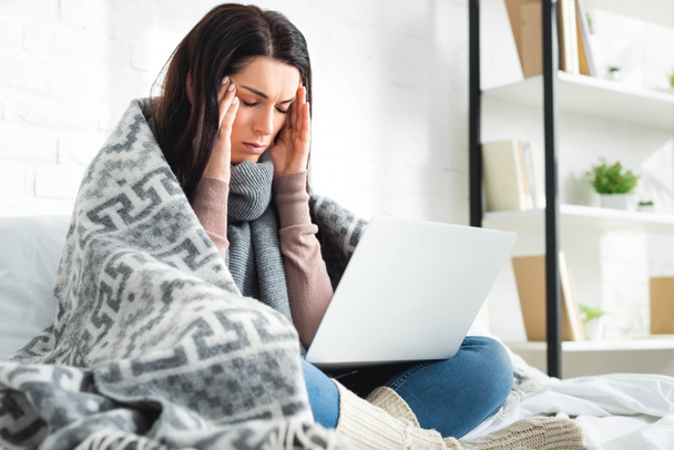 mujer enferma cansada con dolor de cabeza teniendo consulta en línea con el médico en el ordenador portátil
 - Foto, imagen