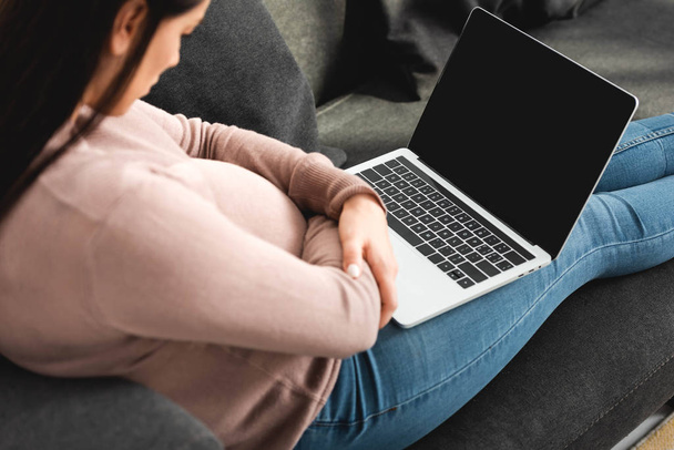 rajattu näkymä raskaana olevan tytön ottaa verkossa kuuleminen lääkärin kanssa kannettavan tietokoneen kotona
  - Valokuva, kuva