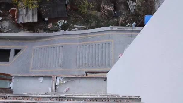 Megaketteki kuş gözlü bir inşaat sahası. Drone 'la video çekimi. Yeni bir yerleşim yerinde yeni bir ev. İnşaat alanının üzerinde uçuyor.. - Video, Çekim
