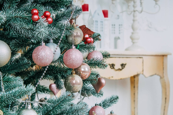 Рождественские и новогодние елки. Готовлюсь к праздникам. Разноцветные блестящие игрушки для новогодних ёлок
 - Фото, изображение