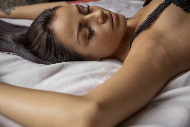сексуальна жінка лежить на ліжку вдома крупним планом
 - Фото, зображення