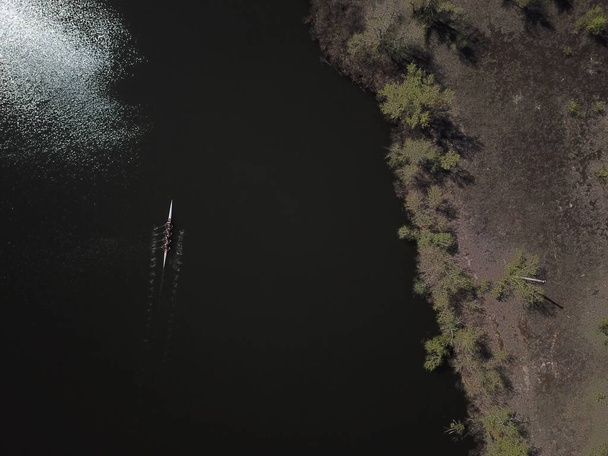 Luchtfoto van toeristen roeien op de rivier - Foto, afbeelding