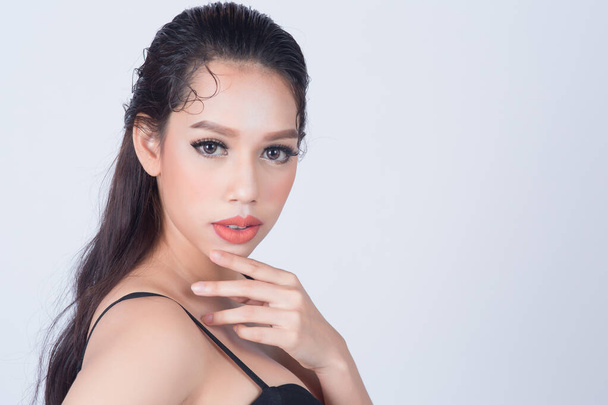 Nahaufnahme schöne asiatische junge Frau mit sauberer, frischer Haut zur Hautpflege oder gesundem Konzept auf weißem Hintergrund mit Kopierraum für Produkt und Design - Foto, Bild
