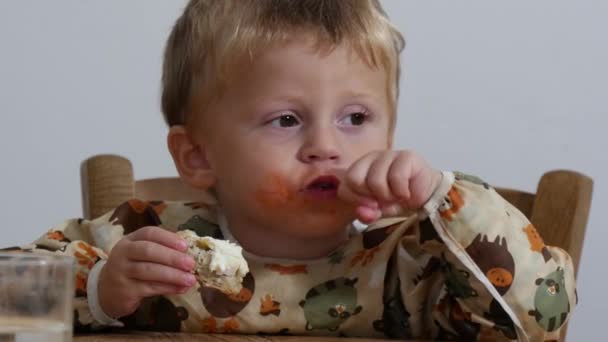 Adorabile bambino di due anni che mangia pane e formaggio
 - Filmati, video