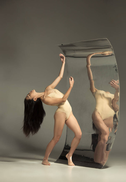 Nuori ja tyylikäs moderni balettitanssija ruskealla taustalla
 - Valokuva, kuva