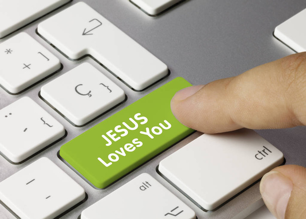 Jézus szeret téged - felirat a zöld billentyűzet kulcs. Jézus szeret írt zöld kulcs fém billentyűzet. Ujjlenyomó gomb. - Fotó, kép