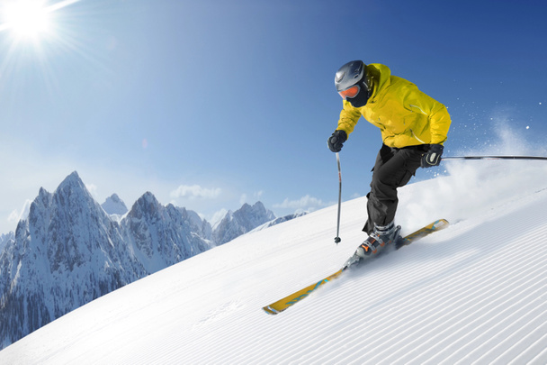 skiër in hoge bergen - Foto, afbeelding