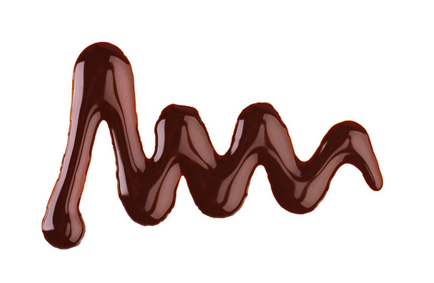 Csokoládé szirup szitálás elszigetelt fehér alapon. Csokiszósz fröccsenés. Felülnézet. - Fotó, kép