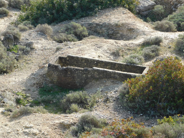 Febrero 2019, Isla de Salamis, Grecia. Antigua tumba en el montículo funerario, o tymbos, de los griegos muertos durante la famosa batalla marítima de 480 aC
 - Foto, imagen