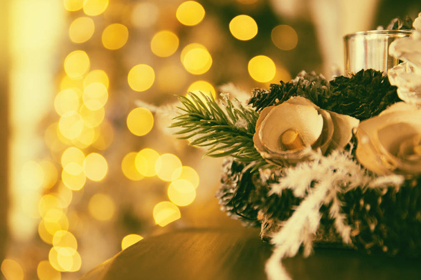 Decoración festiva cerca de la luz de la guirnalda del árbol de Navidad
 - Foto, imagen