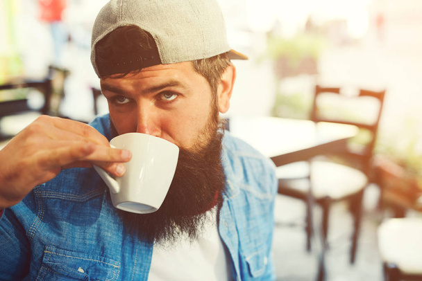 Komik hippi adam kahve içiyor. Kafeteryadaki şık sakallı adam. İnsanlar, yaşam tarzı ve seyahat konsepti - Fotoğraf, Görsel