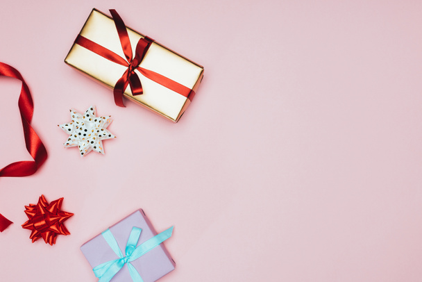 top view of christmas gift boxes with ribbons and bows, isolated on pink - Foto, Imagem