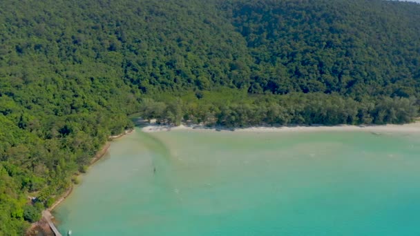 puu laituri purjelaiva ympäri turkoosi meri, valkoinen ranta ja metsä vuori sijaitsee Aasiassa avoin taivas päivä kulma näkymä ylhäältä katsottuna drone
. - Materiaali, video