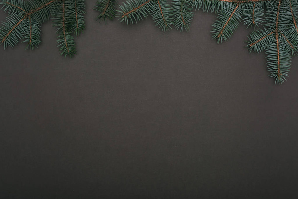 vista superior de las ramas de abeto de Navidad en negro
 - Foto, Imagen