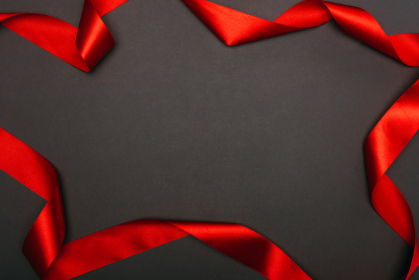 верхний вид рождественской красной ленты на черный
 - Фото, изображение