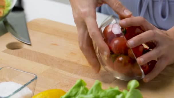 hands removing tails from red cherry tomatoes - Filmmaterial, Video