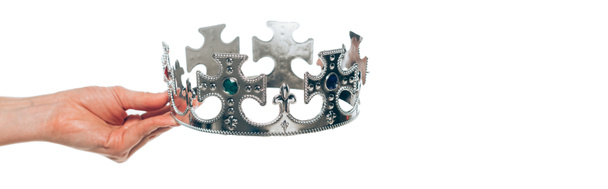 vista recortada de la mujer que sostiene la corona de plata antigua, aislado en blanco, tiro panorámico
 - Foto, imagen