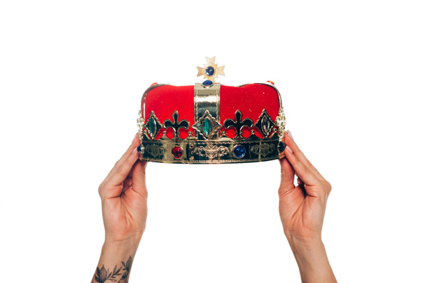 vista recortada de la mujer que sostiene la corona roja, aislado en blanco
 - Foto, Imagen