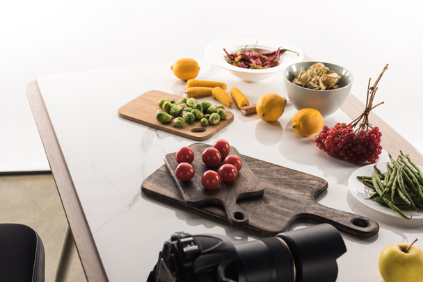 složení potravin pro komerční fotografii na bílém s digitálním fotoaparátem - Fotografie, Obrázek