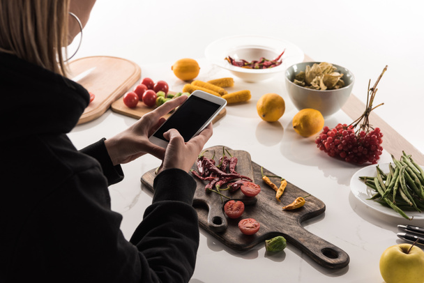 cropped view of photographer making food composition for commercial photography on smartphone - Foto, imagen