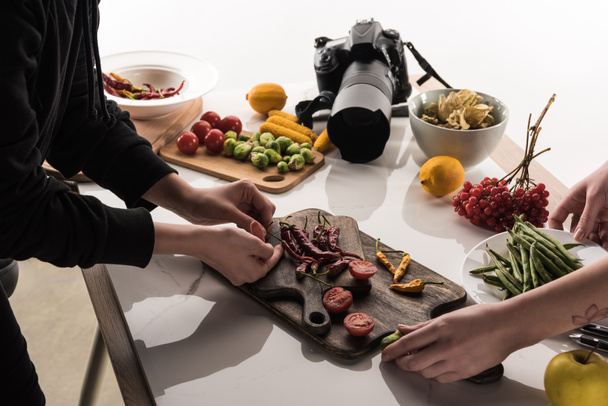 καλλιεργημένη άποψη των εμπορικών φωτογράφων που κάνουν σύνθεση τροφίμων για φωτογράφηση - Φωτογραφία, εικόνα
