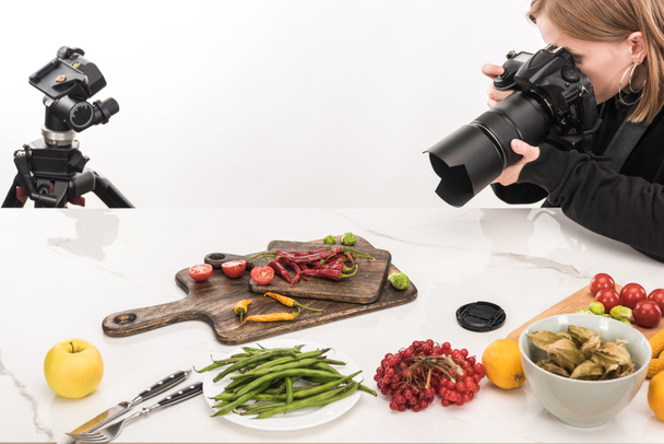 επαγγελματίας φωτογράφος που φτιάχνει σύνθεση τροφίμων για εμπορική φωτογραφία και φωτογραφίζει σε ψηφιακή φωτογραφική μηχανή  - Φωτογραφία, εικόνα