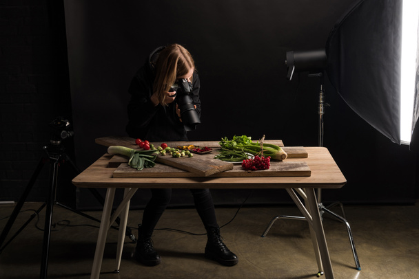 επαγγελματίας φωτογράφος που φτιάχνει σύνθεση τροφίμων για εμπορική φωτογραφία και φωτογραφίζει σε ψηφιακή φωτογραφική μηχανή  - Φωτογραφία, εικόνα